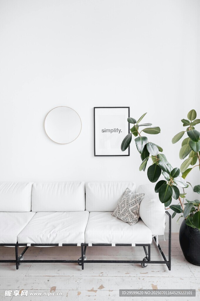 简约白色客厅沙发绿植景