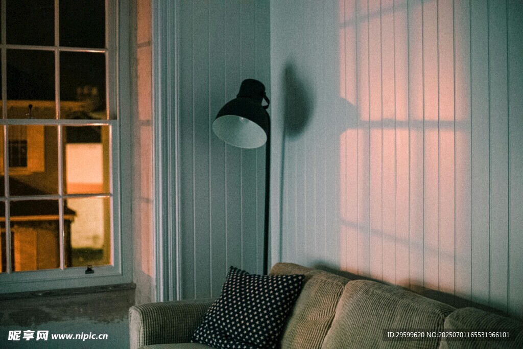 温馨客厅一角的静谧时光