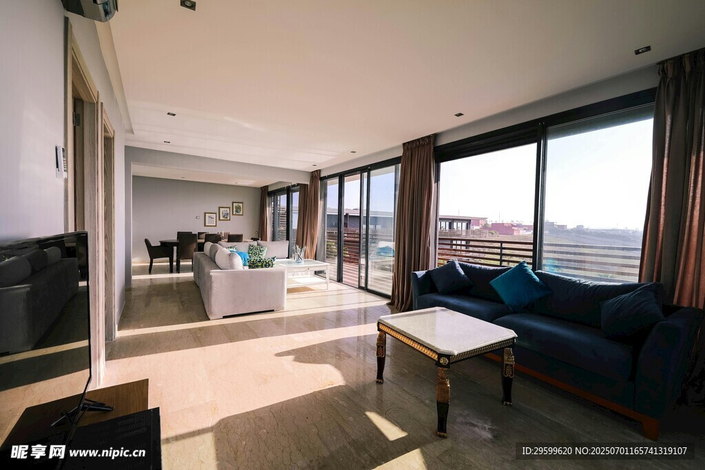 现代宽敞海景客厅空间