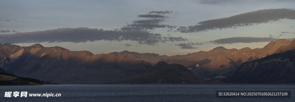 湖畔黄昏山色美景