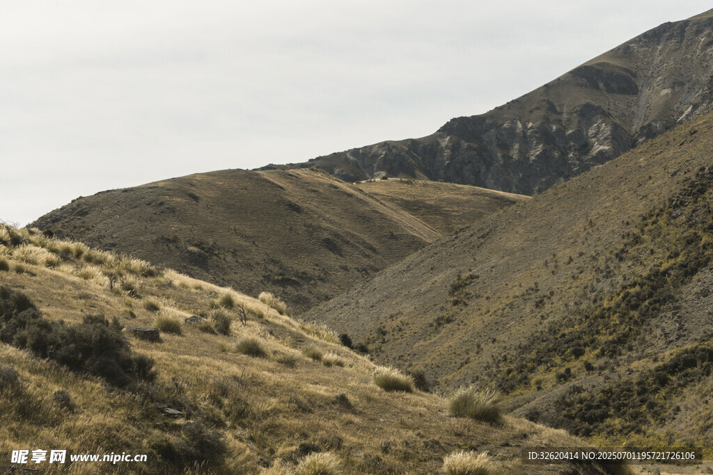 荒凉山丘景观