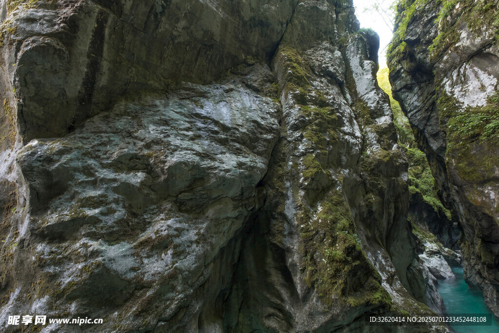 峡谷间的翠绿岩壁与溪流