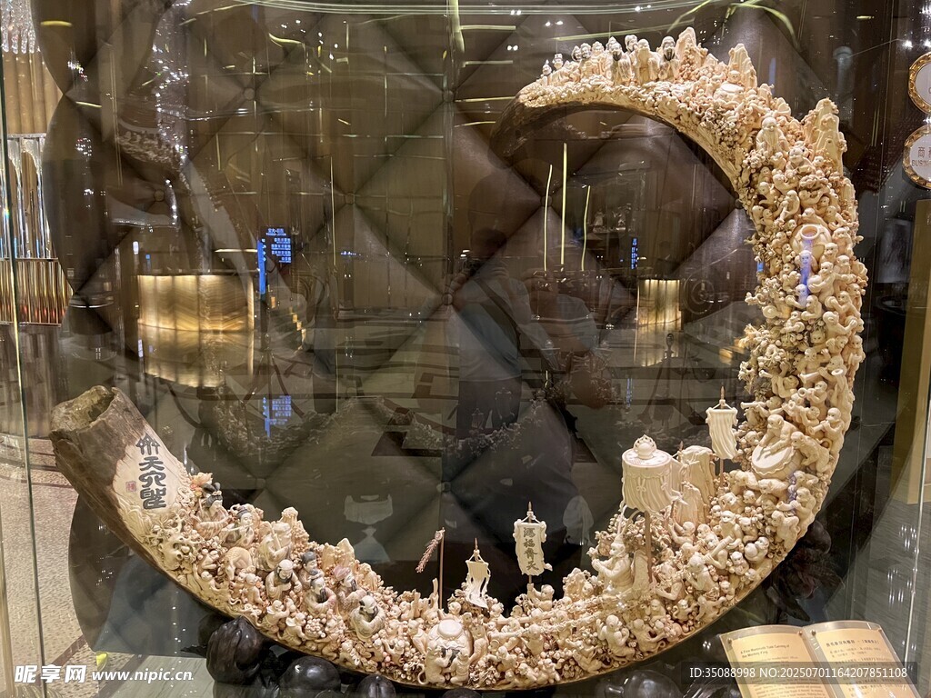 奢华璀璨月亮造型珠宝饰品