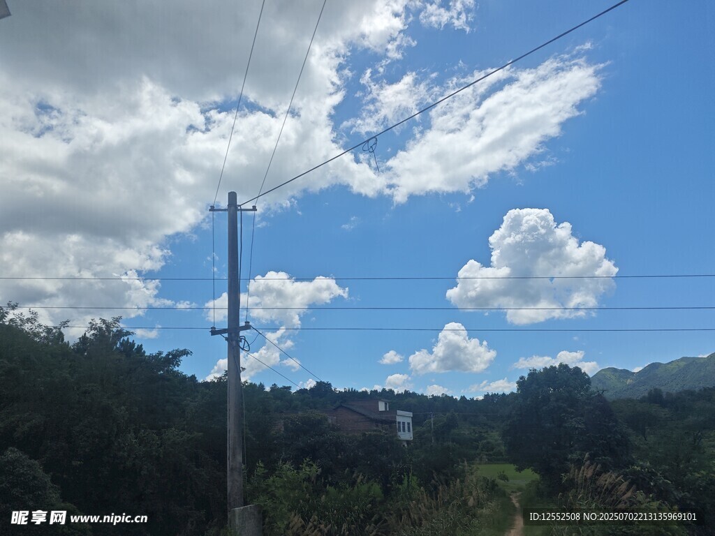 蓝天白云下的山林景致