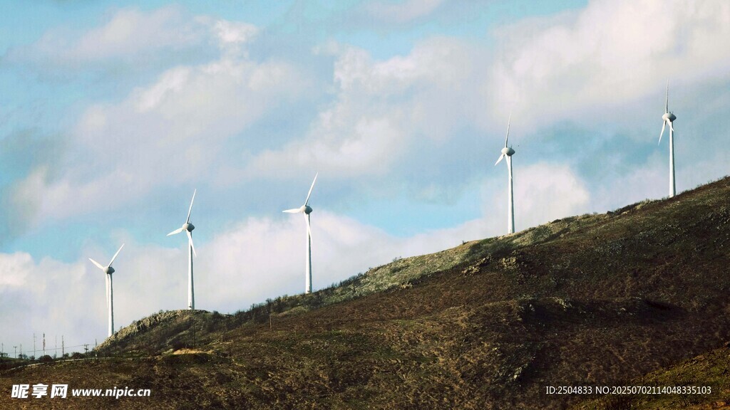 山坡上的风力发电机组