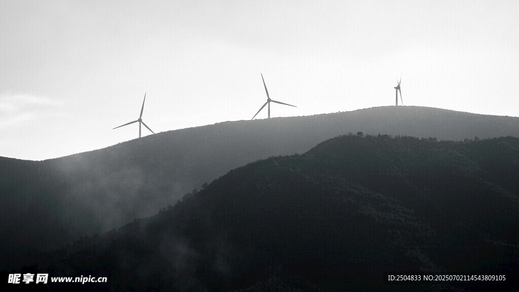 山峦上的风力发电机组