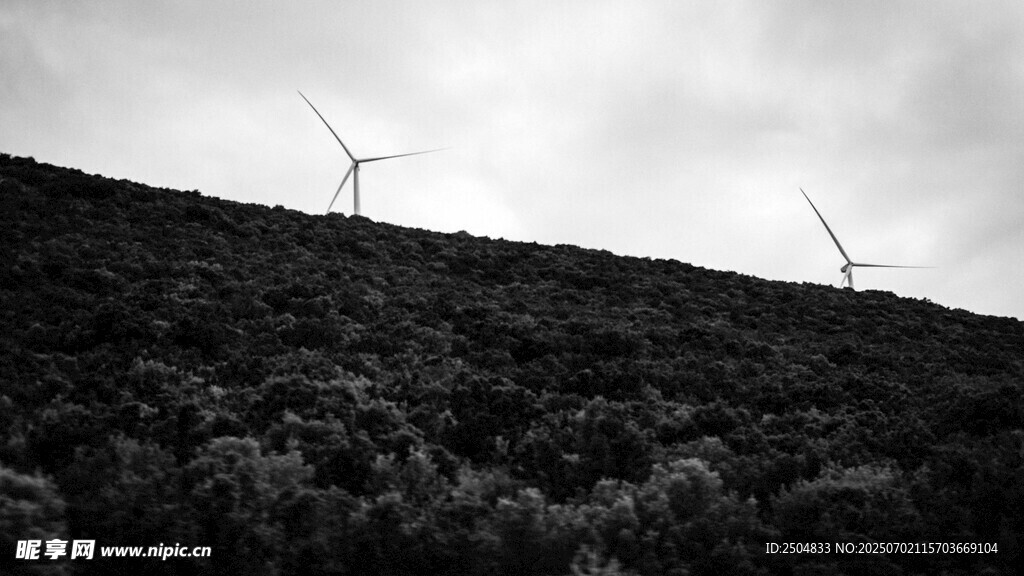 山坡上的风力发电机