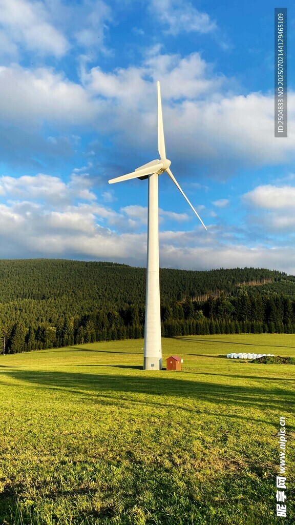 草原上的风力发电机