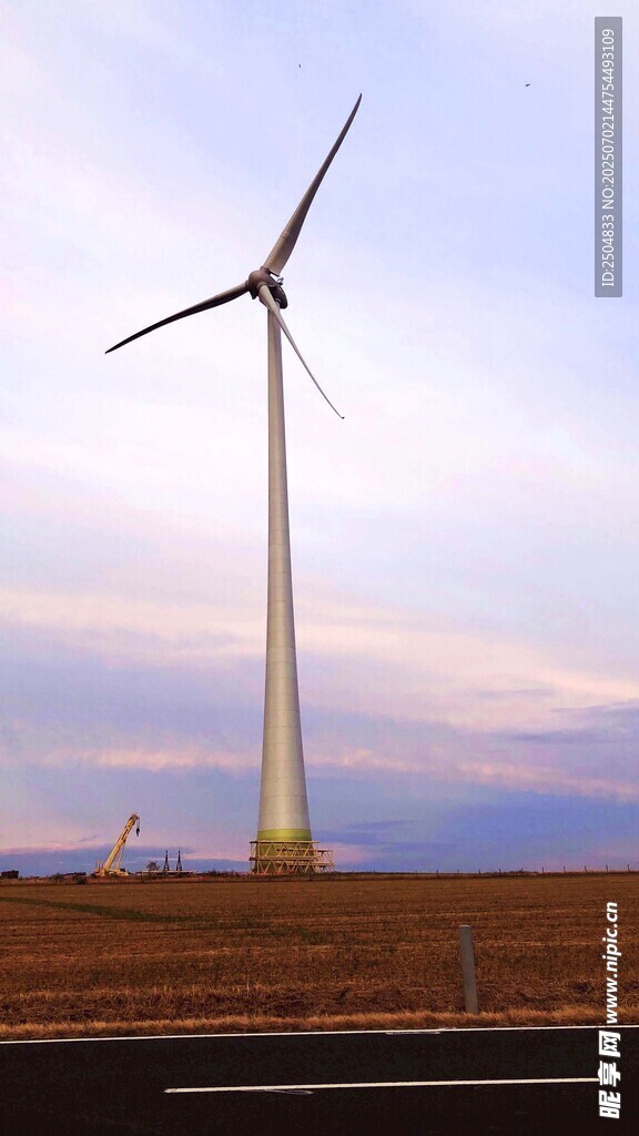 田野上的风力发电机