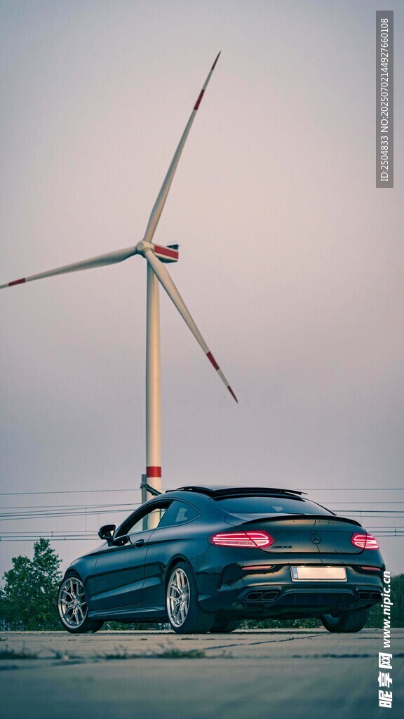 汽车旁的风力发电机