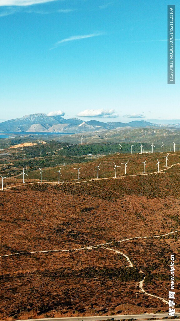 田野上的风力发电机组