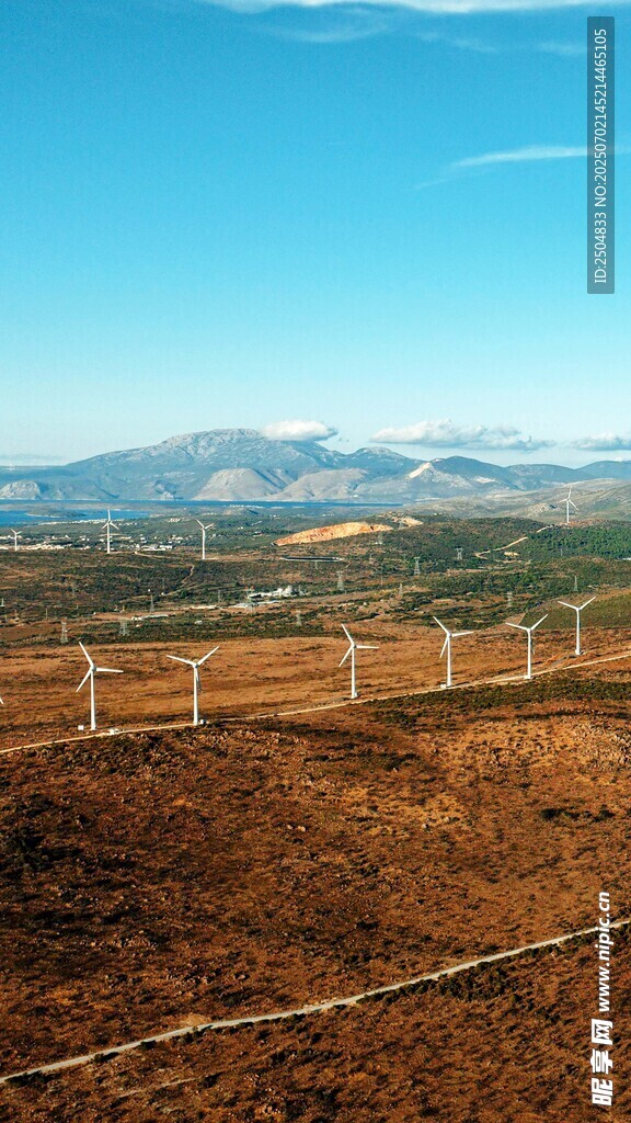 田野风光 远处山峦与围栏