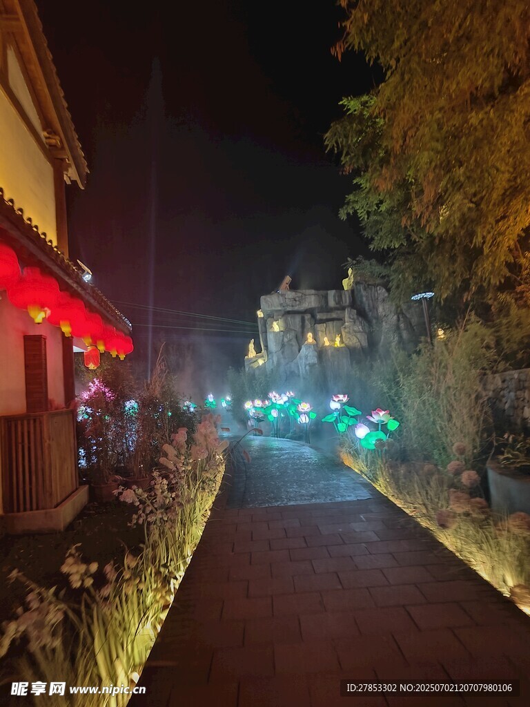 夜晚街道的绚丽灯光景观