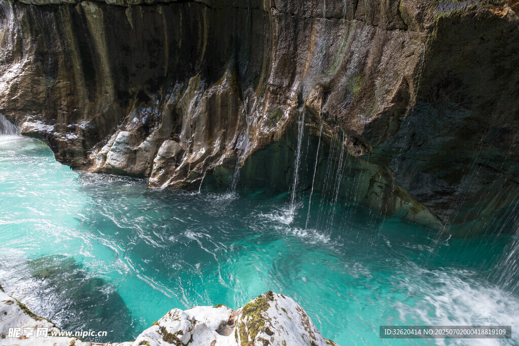 碧绿溪流旁的壮观岩壁瀑布