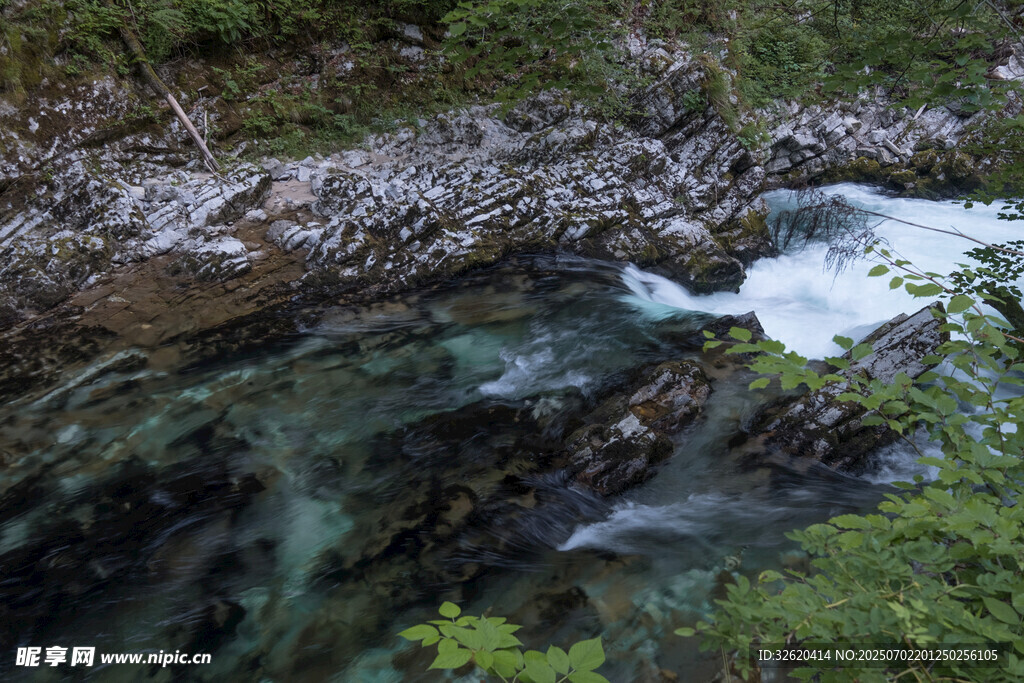 山间清澈溪流潺潺流淌