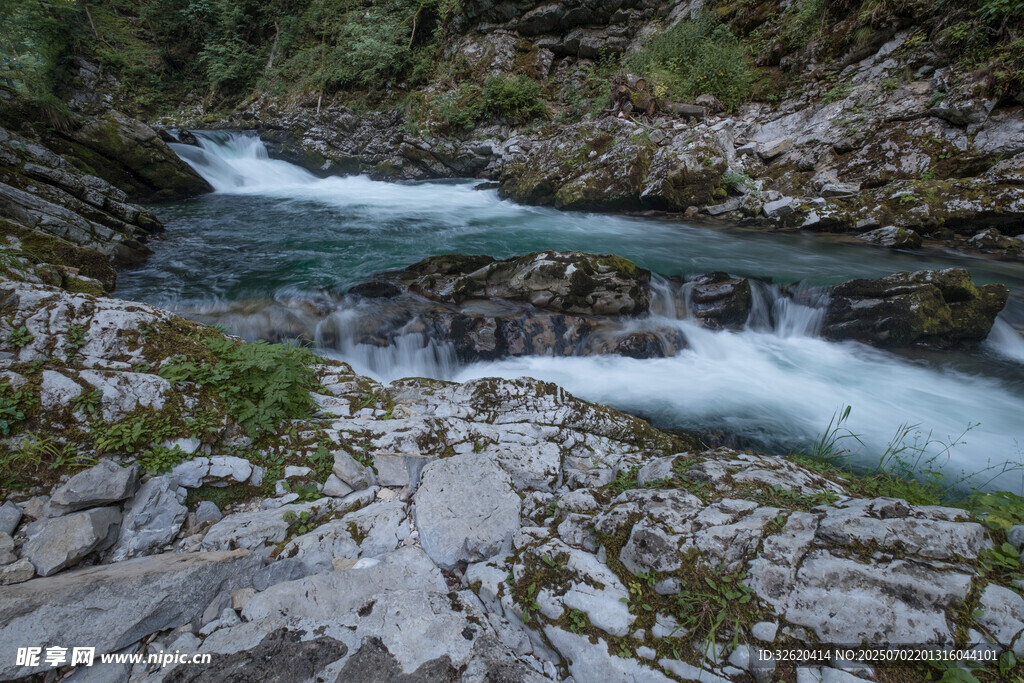 山间溪流瀑布美景