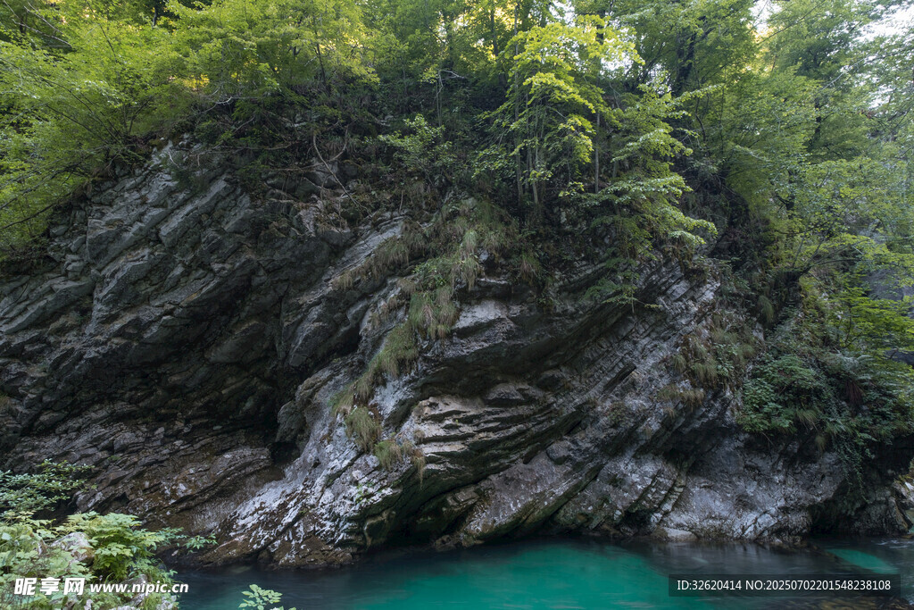 山间幽潭 翠岩碧水之景