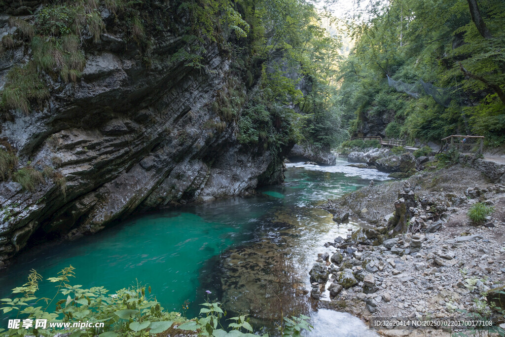 山间幽蓝溪流峡谷美景