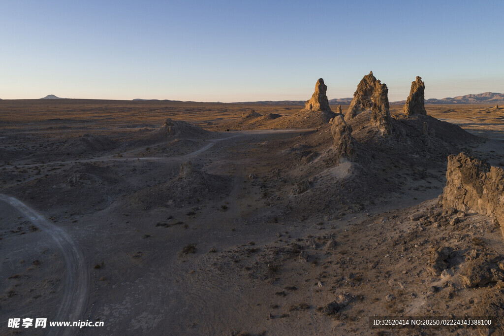 荒漠中的奇特岩石地貌
