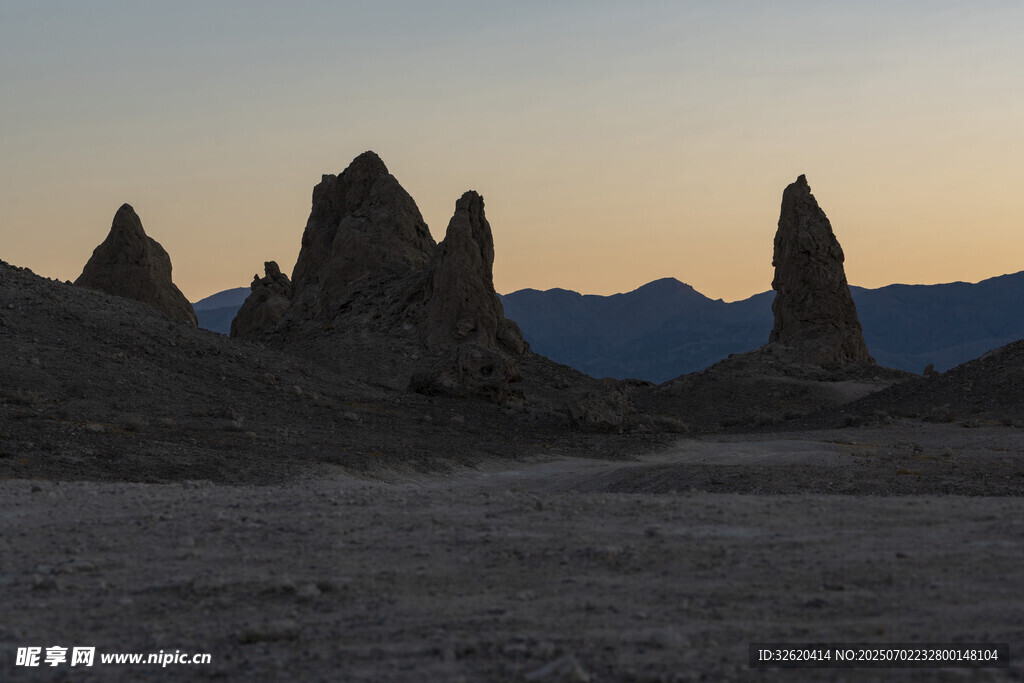 黄昏下的奇特地貌景观