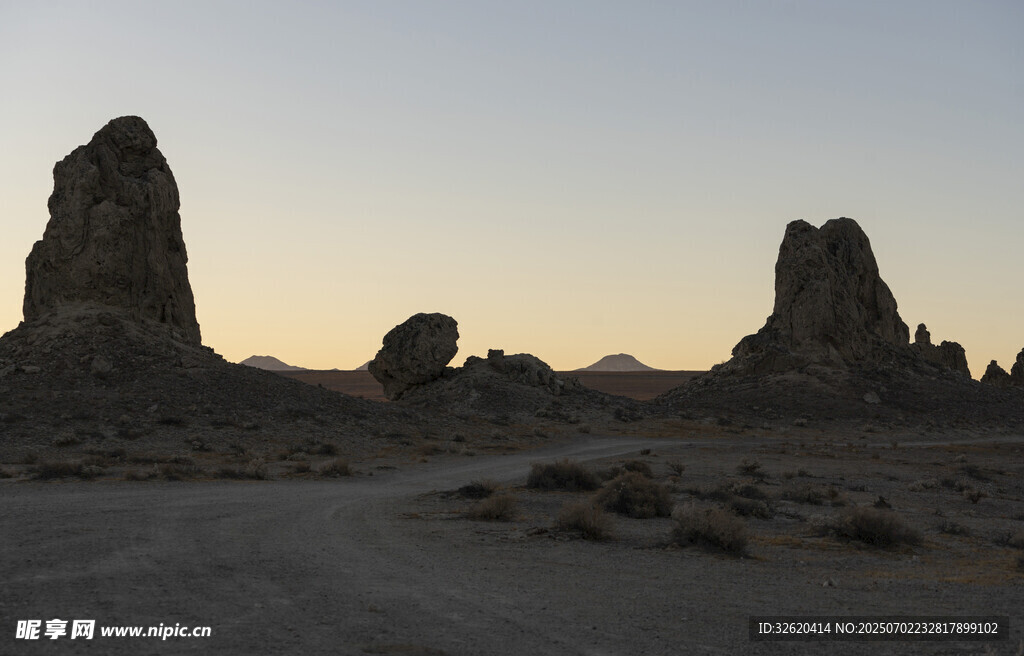 黄昏下的荒凉岩石景观