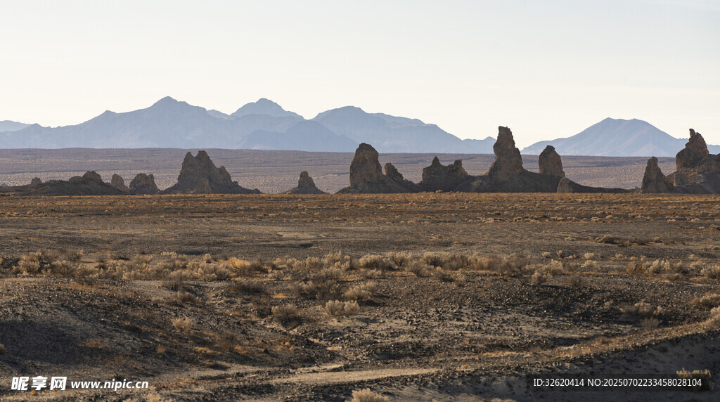荒凉旷野中的奇特地貌景观