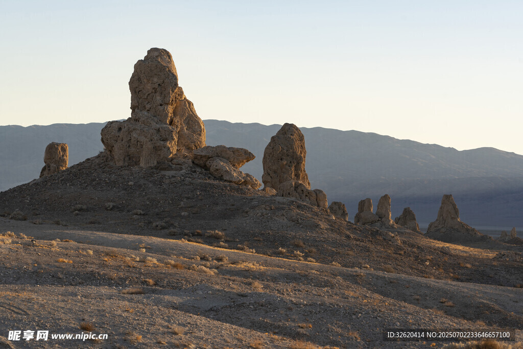 沙漠中的奇特岩石景观