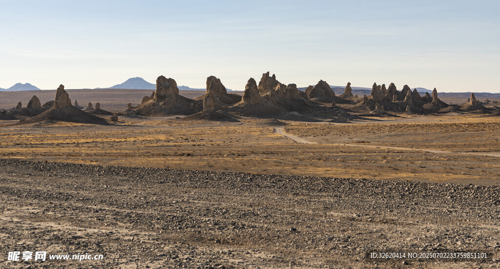 荒凉旷野中的奇特地貌
