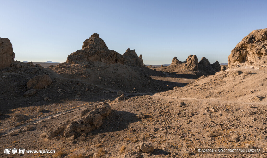 荒凉戈壁中的奇特地貌