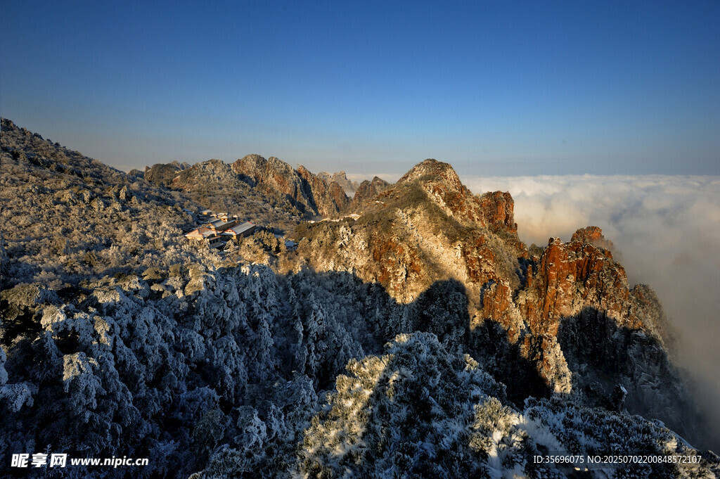 壮丽雪山云海景观