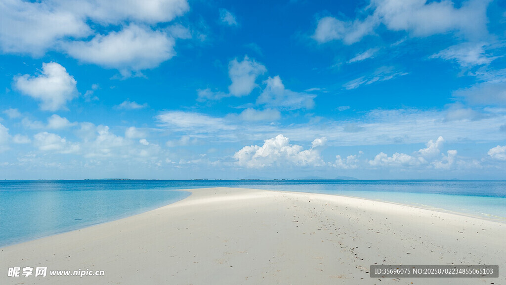 美丽海岛沙滩蓝天白云景