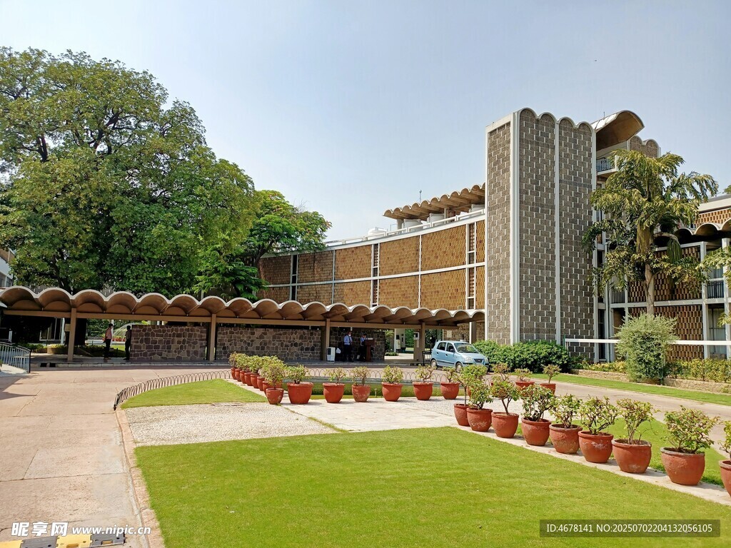 现代风格建筑与绿化景观