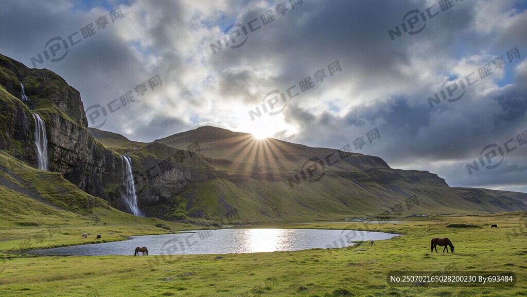 远山云层有初升太阳 近景有草原
