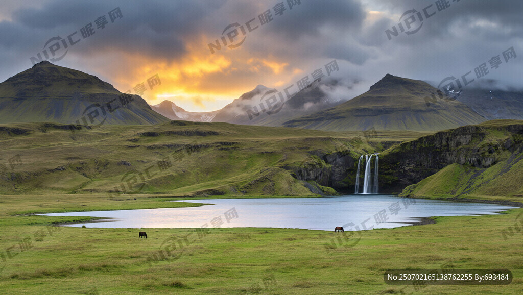 远山云层有初升金色太阳