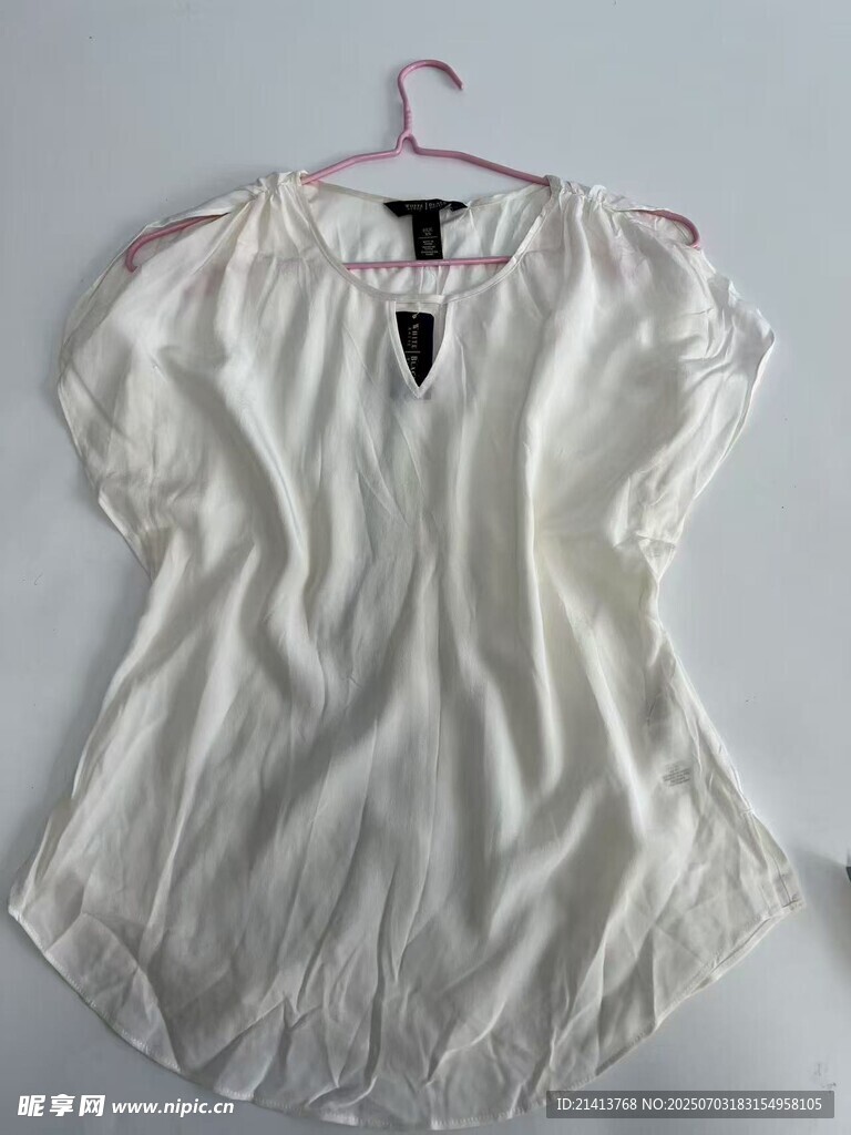 白色短袖上衣挂于衣架