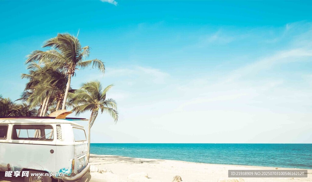 海滩上的复古白色面包车
