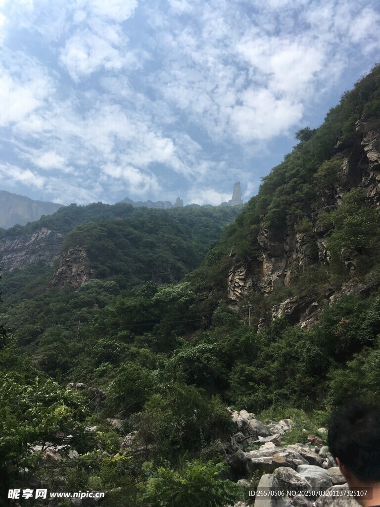 山间绿意盎然的秀丽景致