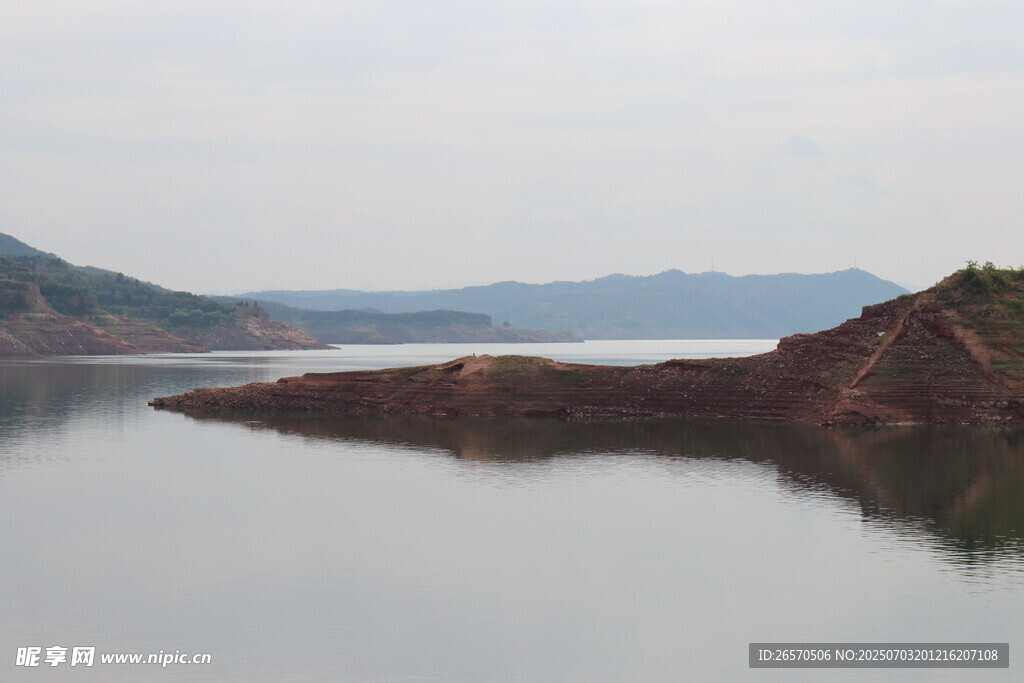 宁静湖景中的孤突山丘