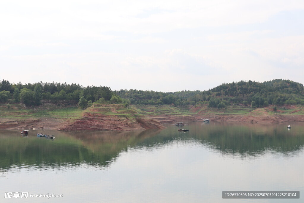 宁静湖畔的自然美景