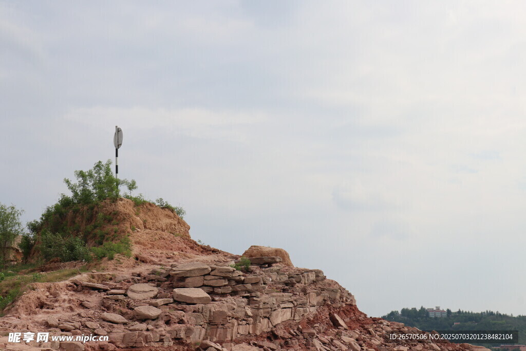 陡峭红土崖 