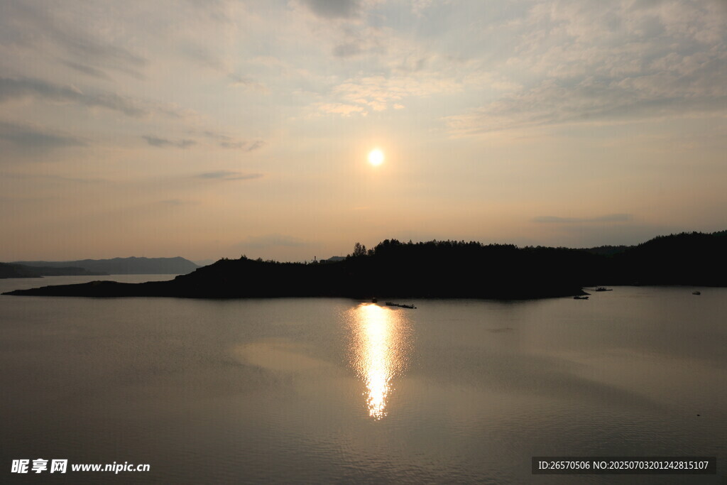 湖畔日落美景