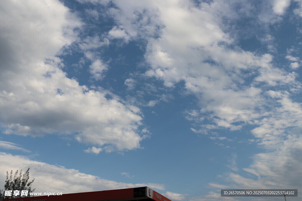 蓝天之上的白云与建筑