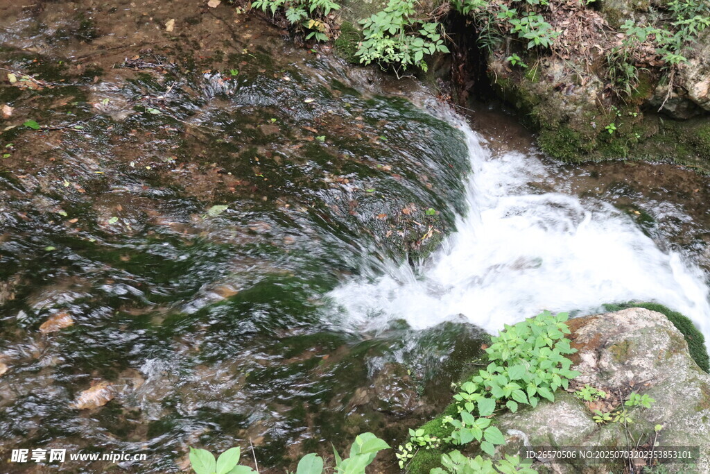 山间溪流潺潺