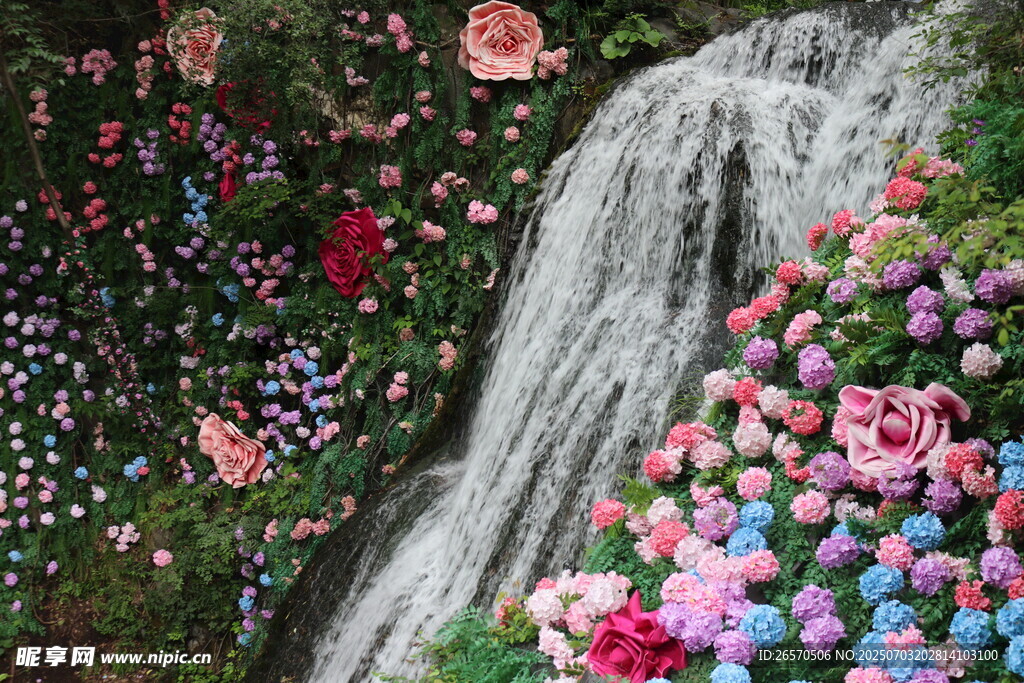 繁花簇拥的瀑布景观