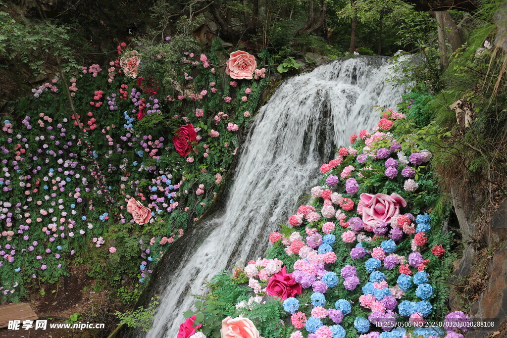 繁花簇拥的梦幻瀑布景观