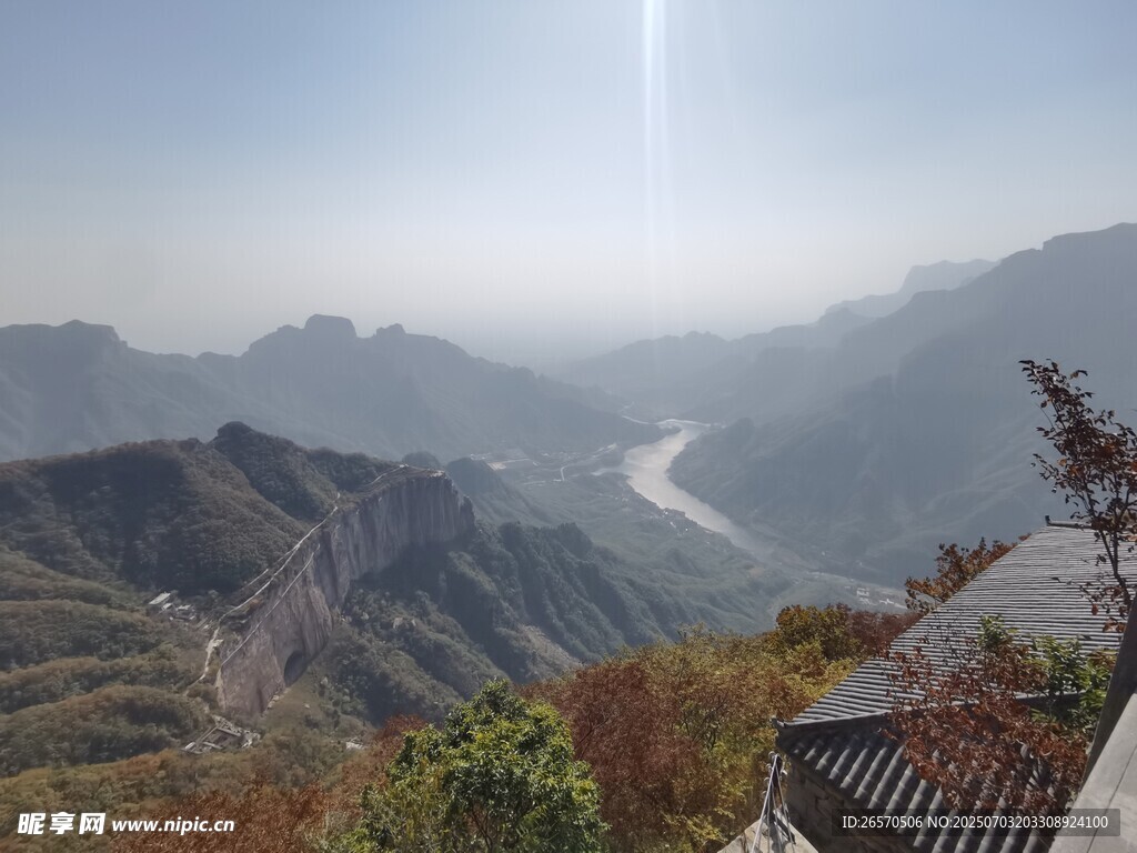 长城下蜿蜒河流壮美风光