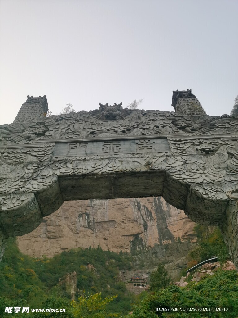 古老石拱门屹立山间