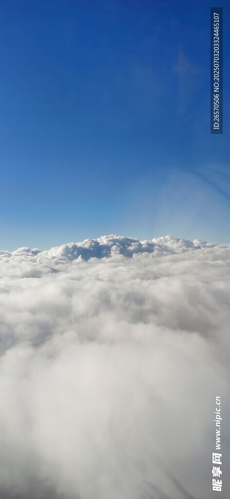云海之上的壮丽雪山景观
