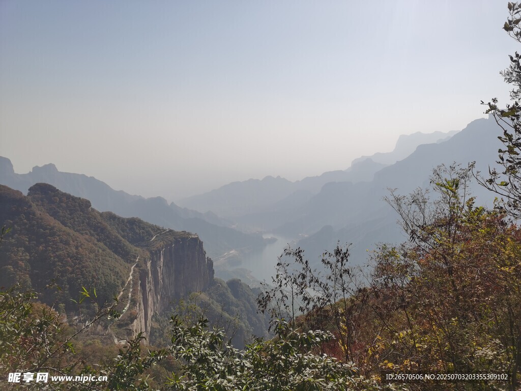 长城蜿蜒于山峦之间