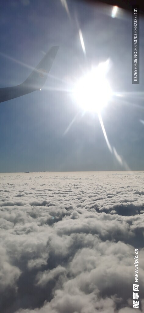 高空俯瞰云海与耀眼阳光